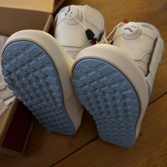 Vans Encore OG Snowboard Boots, Marshmallow/Aquatic Color, Size 7 - Picture 3 of 4